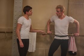 ルドルフ・ヌレエフ、ユーリ・ソロヴィヨフを演じたオレグ・イヴェンコとセルゲイ・ポルーニン(『ホワイト・クロウ 伝説のダンサー』) 