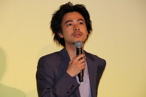 付き人兼ローディのシマを演じた成田凌