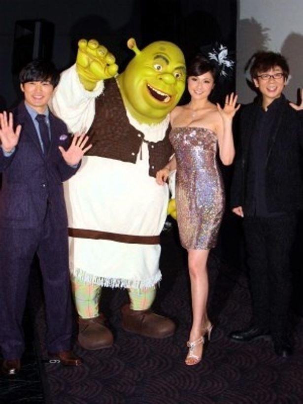【写真をもっと見る】フィオナ姫役に藤原紀香。東京国際映画祭では美脚ドレスで登壇