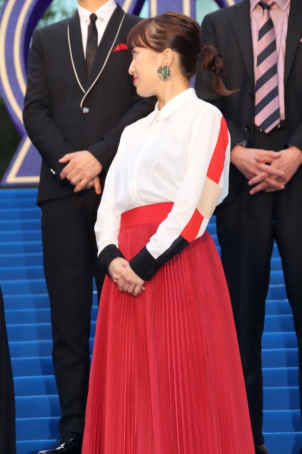大ぶりのイヤリングもかわいらしい