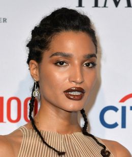 インディア・ムーアの過激ドレスが話題に