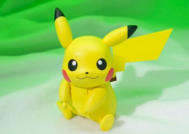 【写真を見る】ちょこんとおすわりをするピカチュウがかわいすぎる！(「S.H.Figuarts ピカチュウ」)