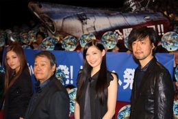 初日舞台挨拶はヤマトのうちわをもった観客をバックにフォトセッション