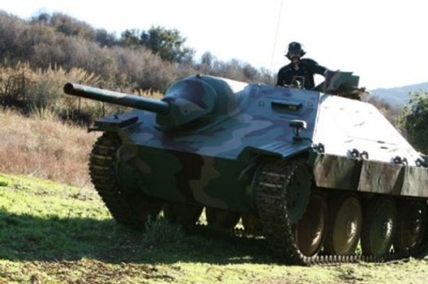 自家用(？)戦車を乗り回すレミー