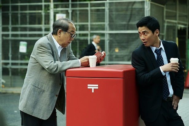 ベテラン刑事の柳公三郎(岸部一徳)と新米刑事の前田俊(毎熊克哉)が事件を捜査する