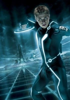 サム(ギャレット・ヘドランド)のようにトロン・スーツを見事に着こなせるか？