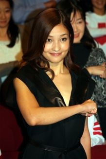 舞台挨拶に登壇した黒木メイサが敬礼！