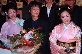 大鯛と共にフォトセッション。仲間由紀恵、松坂慶子の和装が美しい