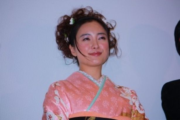 常に笑顔を絶やさない賢妻・お駒役の仲間由紀恵