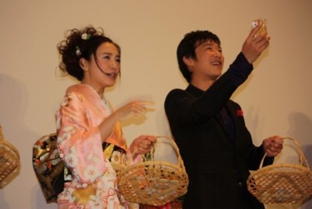 ゲスト陣がたい焼き型のエコカイロを壇上からまいた