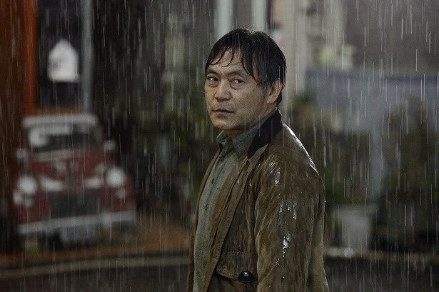 被害者遺族・細谷博文(渡辺いっけい)