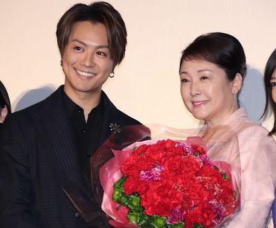 TAKAHIROからの花束プレゼントに松坂慶子もびっくり！