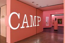 CAMPの文字がきらめく入り口