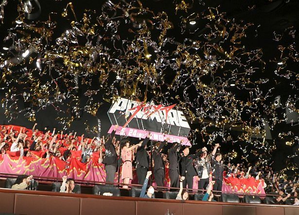 大ヒットならぬ“大炎上”を祈願してガッツポーズ
