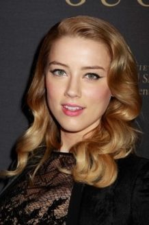 レズビアンだとカミングアウトしたアンバー・ハード