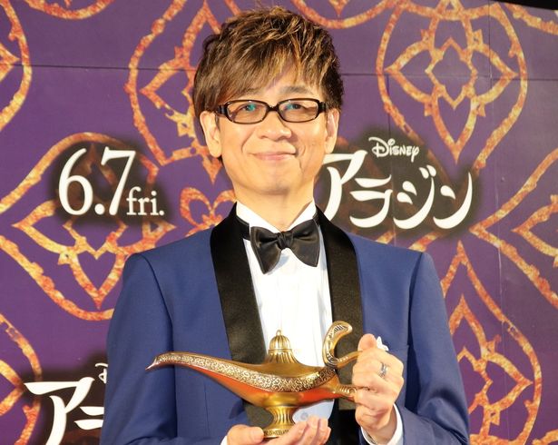 『アラジン』のマジック・カーペットイベントに登場した山寺宏一