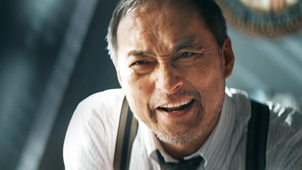 ティムの父ハリーの同僚だったヨシダ警部補役を渡辺謙が演じる