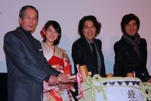 『最後の忠臣蔵』の舞台挨拶にて赤穂名物の塩で鏡割り