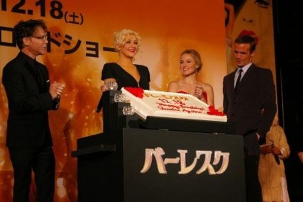 ケーキとファンの歌に喜ぶアギレラ