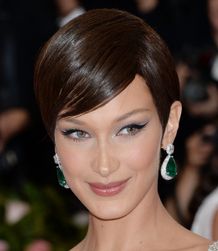 ベラ・ハディッドがカンヌ国際映画祭に登場！