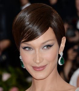 ベラ・ハディッドがカンヌ国際映画祭に登場！