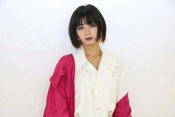 心理カウンセラーの秋川茉優を演じた池田エライザ