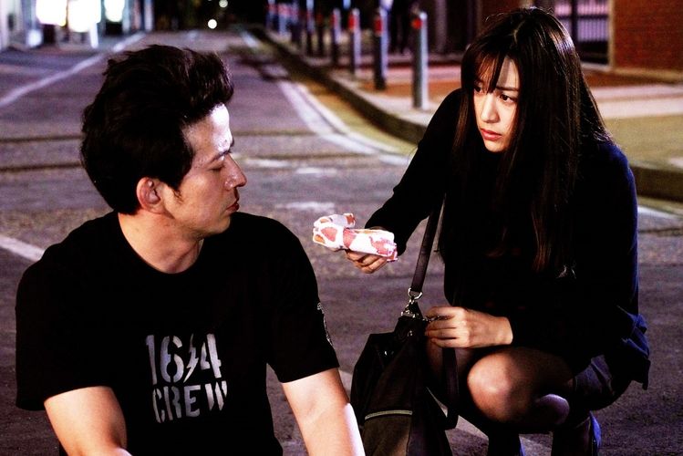 “殺し屋”岡田准一の奮闘姿にグッとくる!?『ザ・ファブル』最新予告＆場面写真が到着