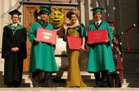 『シュレック フォーエバー』卒業式に出席した、左から、劇団ひとり、藤原紀香、山寺宏一