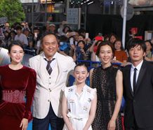 『ゴジラ キング・オブ・モンスターズ』に出演する渡辺謙とチャン・ツィイー。芦田愛菜、木村佳乃、田中圭は吹替えを担当