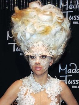 選りすぐられた象徴的なファッションのガガを忠実に再現