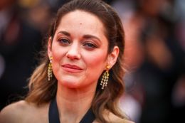 カンヌ映画祭でのへそ出しに賛否の声！