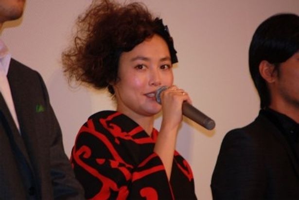 心を病んでしまう直子役の菊地凛子