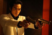 両手に銃をかまえ、過激なガンアクションを繰り広げるソン・スンホン