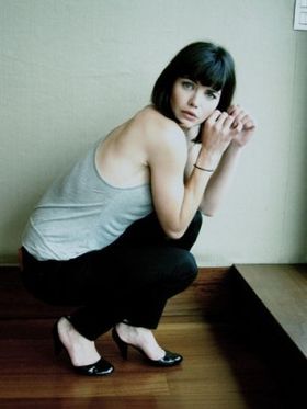 恐ろしいクリーチャーに扮するデルフィーヌ・シャネアックは『ピンクパンサー』(06)等にも出演している新鋭美人女優