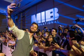 集まったMIBファンと記念撮影をするクリス・ヘムズワース