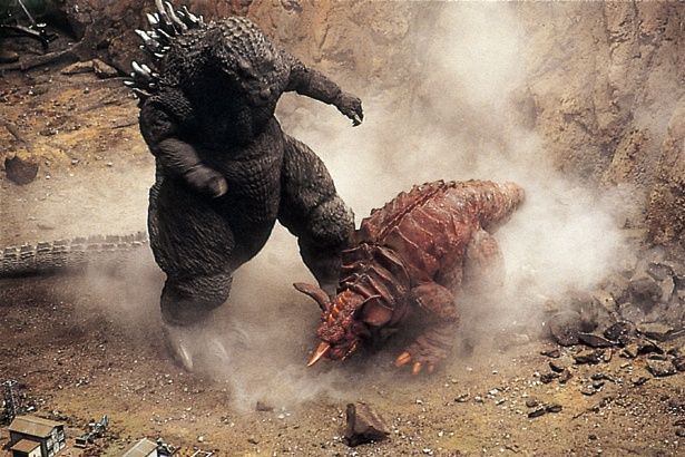 バラゴンは体長30m、体重1万t。本作のゴジラは、54年に東京を襲ったゴジラで、戦争で死んだ人々の怨念の集合体という設定