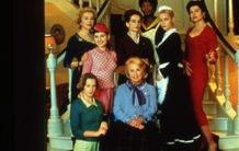 『8人の女たち』は2002年ベルリン国際映画祭で、カトリーヌ・ドヌーヴなど8人の女優に対し銀熊賞が与えられた