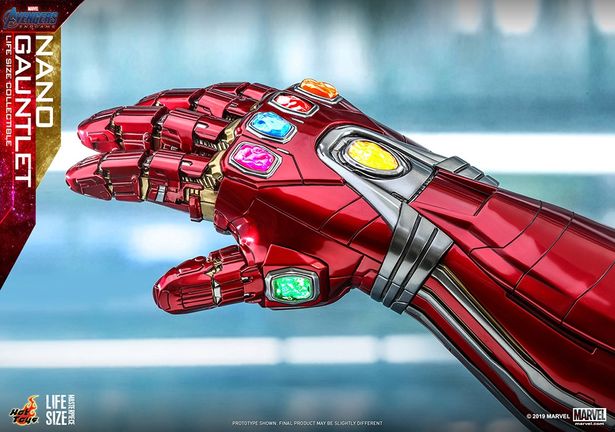 “アイ、アム、アイアンマン…”(「【ライフサイズ・マスターピース】『アベンジャーズ/エンドゲーム』1/1スケールレプリカ ナノ・ガントレット」)