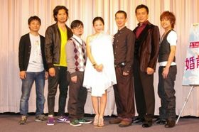 『婚前特急』完成披露試写会に登壇した、左から、前田弘二監督、青木崇高、浜野謙太(SAKEROCK)、吉高由里子、加瀬亮、榎木孝明、吉村卓也