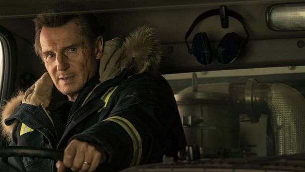 リーアム・ニーソン演じる除雪作業員が息子を殺した犯罪組織に復讐する『スノー・ロワイヤル』