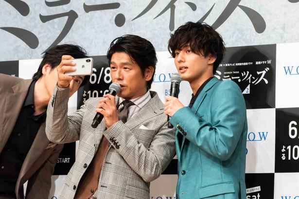 【写真を見る】高橋克典が突然のセルフィー！藤ヶ谷とブログに載せる写真を撮影