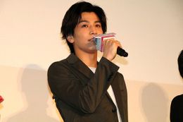 岩田剛典が『町田くんの世界』の舞台挨拶で、AKIRAの結婚を祝福