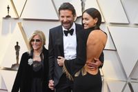 ガガとイチャつきすぎた…？ブラッドリー・クーパーがパートナー