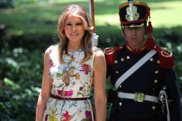 さすがファッショニスタ！赤白メリハリコーデが絶賛