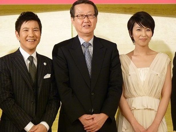左から、関根勤、高井秀幸会長、松たか子