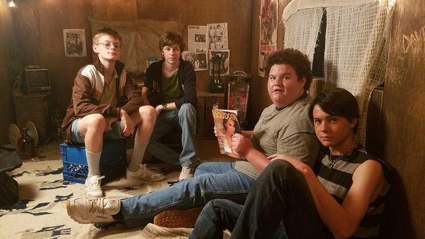 オタク少年達が連続殺人犯を捕まえようとするが…(『サマー・オブ・84』)