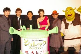 『シュレック フォーエバー』初日舞台挨拶に登壇した、左から、劇団ひとり、山寺宏一、浜田雅功、藤原紀香、竹中直人、シュレック