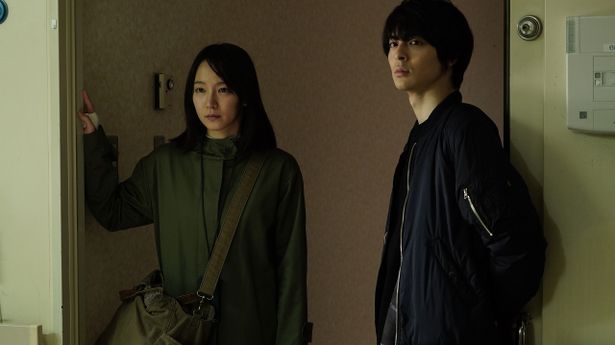 【画像を見る】春馬(高杉真宙)は視覚を失ったなつめ(吉岡里帆)の”もうひとつの目”となり、事件の真相を追う