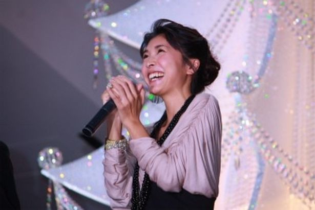 会場で笑顔をふりまく竹内結子