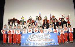 ウルトラマン好きのちびっこ14名がウルトラマンたちと記念撮影